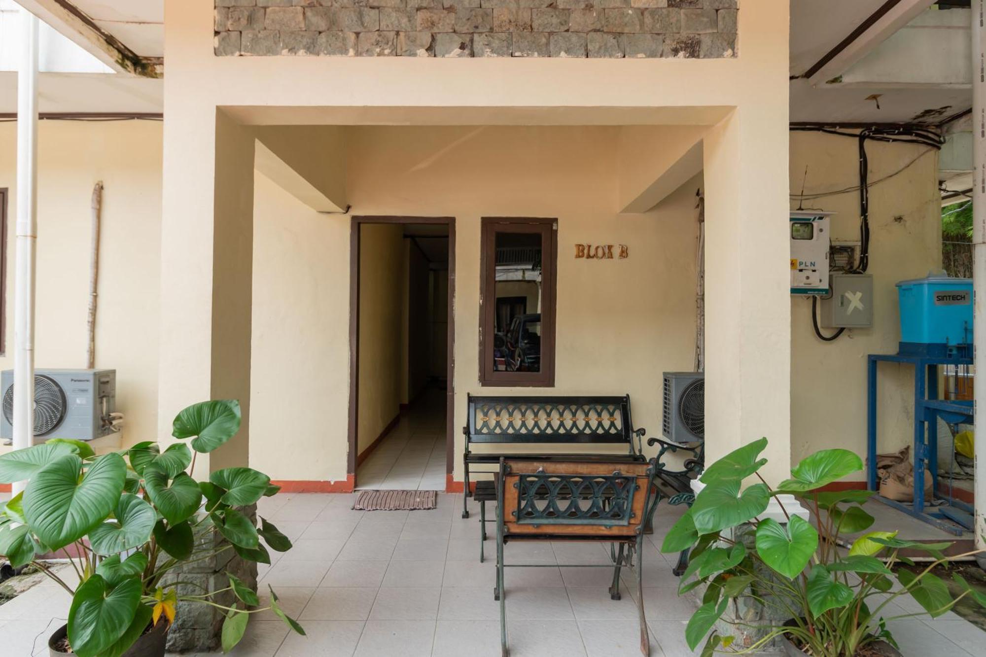 Reddoorz Near Pondok Indah Water Park Jakarta Exterior photo